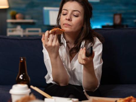 El vínculo entre el estrés laboral, la comida basura y el sueño